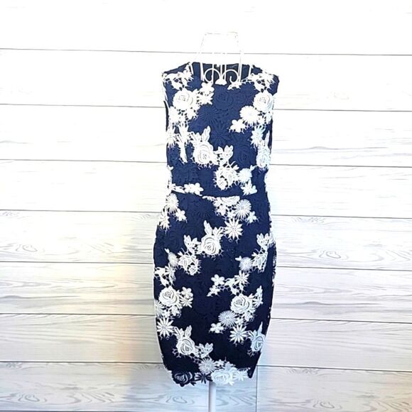 Banana Republic Dresses & Skirts - Banana Republic crocheted lace sheath dress - navy & white Women's Size 2